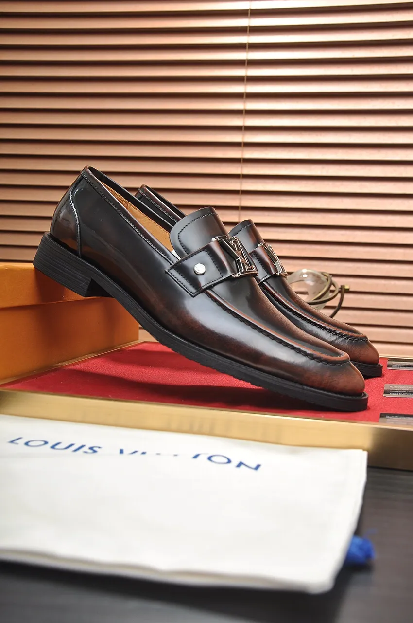Men's men's shoes 💰500💶 [LV] (original single cowhide lining) 🍀LV's latest genuine leather business suit shoes are launched simultaneously on the official website. The first-layer cowhide imported from Italy is made of heavy gold, 💥official website 1:1 rubber outsole. Versatile to wear, high-end without losing class, and the color combination is extraordinary. This four-season style is alluring when worn on your feet, showing off your big-name flair. Standard code 38-45 (45 customized)